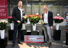 Göran Basjes en Ad Volkering van Kordes Roses. Ad vertelde dat er vandaag extra aandacht is voor de kersverse soorten in de markt zoals de Apricola en Con Amore. Dit zijn de Nederlandse rozen uit hun assortiment.